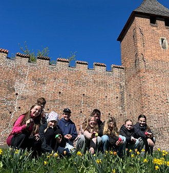 Outdoor English Easter. 6. B